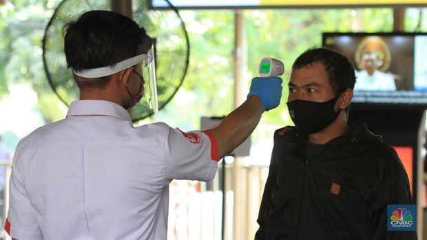Kondisi di Stasiun Manggarai Jakarta Selatan pada Kamis (28/5/2020) terpantau masih ramai. Banyak warga yang berlalu lalang meski masih memasuki pelaksanaan Pembatasan Sosial Berskala Besar atau PSBB dan akan berakhir 4 Juni 2020 di DKI Jakarta. Di stasiun, para pengguna KRL khususnya dari sejumlah daerah penyangga Jakarta masih banyak berdatangan ke Ibu Kota saat jam kerja. Dari pantauan CNBC Indonesia dilapangan, Kamis (28/5/2020), penumpang di Stasiun Manggarai terdiri dari berbagai macam kalangan. Mulai dari orang dewasa hingga anak-anak masih terlihat bepergian menggunakan KRL. Sementara itu, tampak petugas keamanan stasiun akan menegur penumpang jika tak menggunakan masker dan tidak menerapkan physical distancing atau menjaga jarak. Kendati begitu, situasi di Stasiun Manggarai tidak sepadat di saat-saat jam kerja. Penumpang di dalam kereta pun terlihat relatif sepi. Untuk diketahui sebelumnya, PSBB untuk memutus penyebaran virus Corona atau Covid-19 belum dapat diterapkan 100%. Begitu juga dengan tulisan larangan duduk atau saling menjaga jarak saat berada di dalam gerbong. Sesuai aturan moda transportasi saat masa PSBB, KRL harus membatasi jadwal kereta begitu juga kapasitas penumpangnya, yakni maksimal 50% dari jumlah normal. (CNBC Indonesia/ Tri Susilo)
