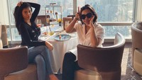 Menikmati teh sambil santai sore juga jadi momen santai Dya. Berada di restoran gedung tinggi, Dya ngeteh cantik dengan seorang rekannya. Foto: instagram @barbie_dyaa