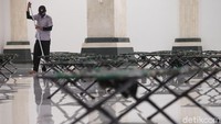 Untuk kegiatan salat pun warga yang diisolasi tidak dapat shalat bersama warga di lantai atas.