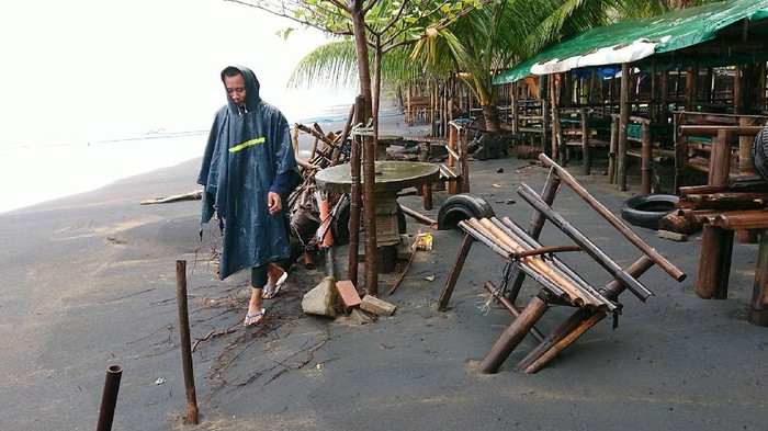 Gelombang Tinggi Terjang Pesisir Selatan Trenggalek