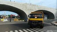 Flyover tersebut memotong Jalan Raya Pondok Cabe dan Jalan Raya Setiabudi Pamulang.