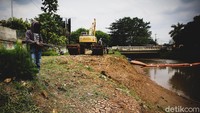 Para pemancing tersebut menggunakan busur dari jari-jari sepeda sebagai alat untuk menembak ikan.