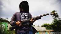 Aktivitas memancing ikan ini tak hanya dilakukan di Kali Pesanggrahan. Biasanya mereka berpindah hingga ke beberapa tempat untuk memancing.