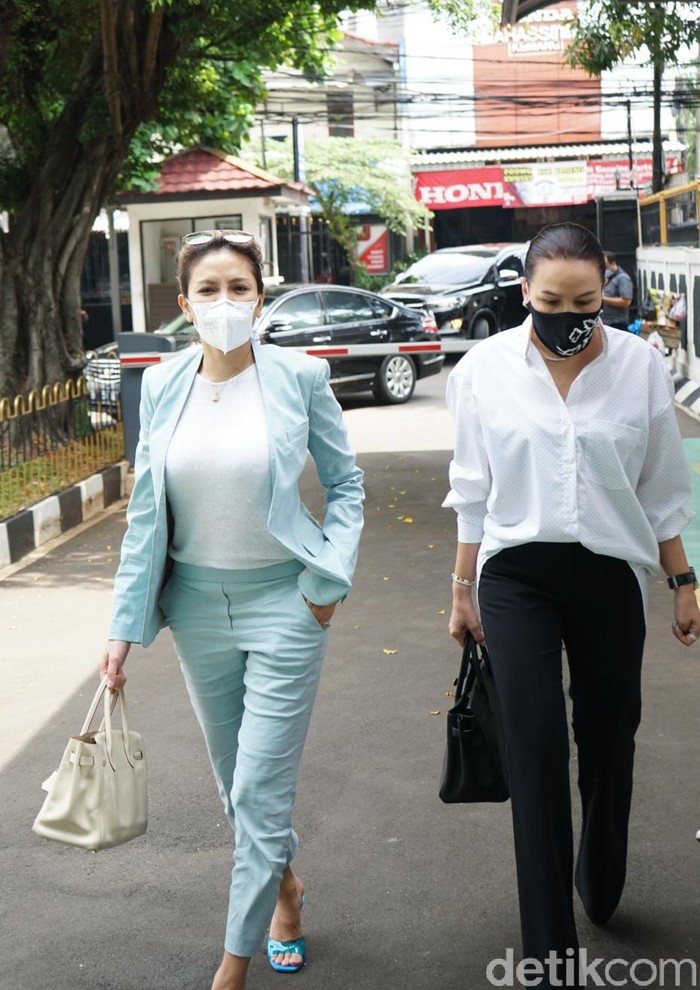 Nikita Mirzani Nikita Mirzani saat ditemui di Pengadilan Negeri Jakarta Selatan.