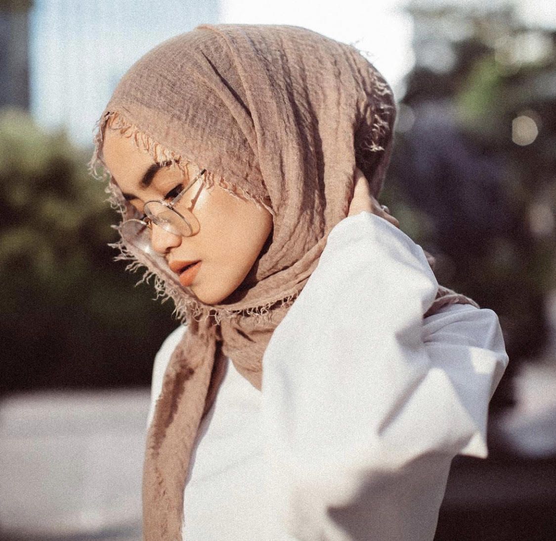 8 Warna Hijab yang Cocok untuk Kulit Sawo Matang 