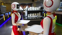 Tak hanya bertugas mengumpulkan piring-piring kotor, robot tersebut juga akan menyajikan makanan kepada para pengunjung. AP Photo/Peter Dejong.