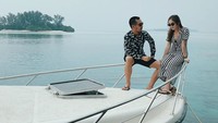 Keduanya pun sempat berlibur dengan yacht mewah. Dok. Instagram/elinaaaaajoerg