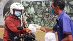 Warga Ikuti Rapid Test Gratis di Jakarta Timur