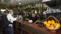 Sebuah kafe di kawasan Roma, Italia, pun memasang kaca plexiglass guna memberi sekat antara pramusaji dengan pembeli sebagai salah satu upaya pencegahan penyebaran virus Corona. AP Photo/Andrew Medichini.