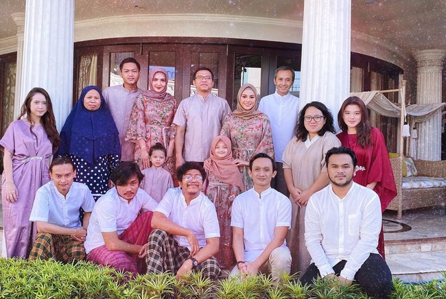 Tidak lupa keluarga Hermansyah juga mengajak serta beberapa orang yang berada di rumahnya untuk berfoto bersama. Inilah orang-orang yang menemani keluarga Hermansyah selama 3 bulan menjalani isolasi diri di rumah. Foto: Instagram @ashanty_ash