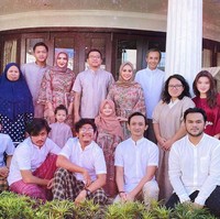 Tidak lupa keluarga Hermansyah juga mengajak serta beberapa orang yang berada di rumahnya untuk berfoto bersama. Inilah orang-orang yang menemani keluarga Hermansyah selama 3 bulan menjalani isolasi diri di rumah. Foto: Instagram @ashanty_ash