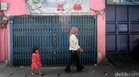 Seperti diketahui, penerapan PSBB di Jakarta membuat sejumlah toko yang berada di kawasan Pasar Pagi Asemka tutup untuk sementara waktu. Tutupnya sejumlah toko tersebut merupakan salah satu upaya untuk mencegah penyebaran virus Corona di ruang publik.