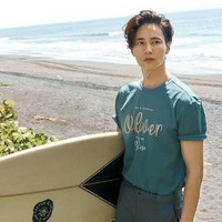 Salah satu netizen bahkan berkomentar kalau wajahnya seperti tidak  pernah menua. Dia benar-benar tidak menua. Dia benar-benar terlihat lebih muda di foto pertama, mungkin karena caranya berpakaian, tulisnya. Foto: Dok. OLZEN