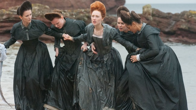 Ketika syuting film Mary Queen of Scots, Saoirse Ronan harus pakai korset selama 12 jam setiap hari. Dia mengaku bentuk tubuhnya berubah karena hal itu. Sebelumnya aku tidak punya lekukan tubuh. Tapi saat melepasnya tubuhku seperti jam pasir. Menggencet bagian dalam tubuhmu, tuturnya saat tampil di Late Night with Seth Meyers. Foto: Istimewa