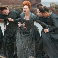 Ketika syuting film Mary Queen of Scots, Saoirse Ronan harus pakai korset selama 12 jam setiap hari. Dia mengaku bentuk tubuhnya berubah karena hal itu. Sebelumnya aku tidak punya lekukan tubuh. Tapi saat melepasnya tubuhku seperti jam pasir. Menggencet bagian dalam tubuhmu, tuturnya saat tampil di Late Night with Seth Meyers. Foto: Istimewa