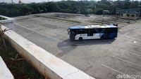 Hanya ada bus TransJakarta yang melintas.