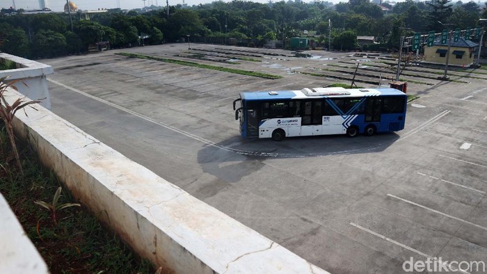 Suasana terminal bus Pulo Gebang, Jakarta, sepi. Sejak berlakunya surat izin keluar masuk (SIKM) belum ada penumpang yang pergi maupun melalui terminal ini.