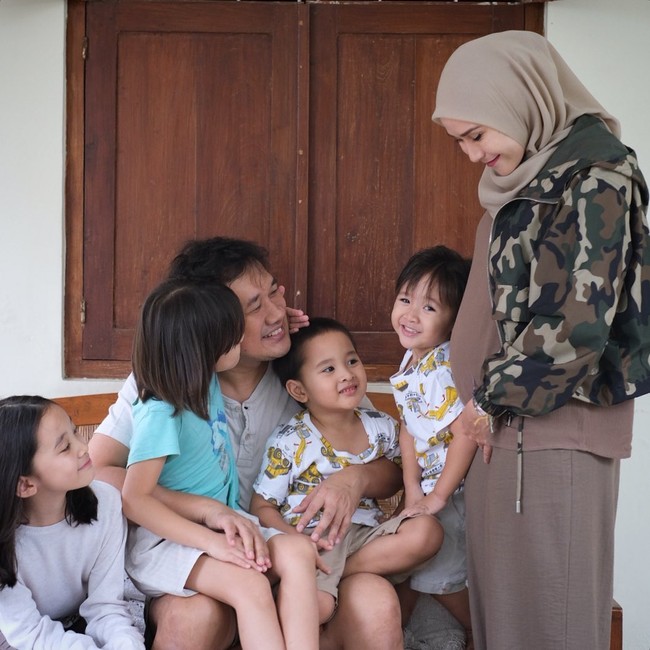 Kabar bahagia juga datang dari pasangan Zaskia Adya Mecca dan Hanung Bramantyo. Lewat akun Instagramnya @zaskiadyamecca, Zaskia mengumumkan kehamilan anak kelimanya. Bintang sinetron Para Pencari Tuhan itu mengatakan akan menceritakan secara lengkap pengalaman kehamilan kelimanya di akun Youtube keluarganya.  Kira2 ada yang bisa nebak gaaa yaa sekarang hamil ku udah masuk minggu ke berapa?! buat 3 orang tebakan terTEPAT aku kirimin hadiah besok... hahaha (iseng bikin give away, Aslik! ) please keluarga inti, sahabat dan team RS ga boleh ikutan jawab. Bismillah semoga bisa mempunyai anak2 Soleh dan Solehah termasuk umat yang bisa membanggakan Rasulullah SAW kelak  Aamiinn, kata Zaskia pada Rabu (27/5/2020). Foto: instagram @zaskiadyamecca