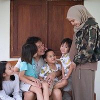 Kabar bahagia juga datang dari pasangan Zaskia Adya Mecca dan Hanung Bramantyo. Lewat akun Instagramnya @zaskiadyamecca, Zaskia mengumumkan kehamilan anak kelimanya. Bintang sinetron Para Pencari Tuhan itu mengatakan akan menceritakan secara lengkap pengalaman kehamilan kelimanya di akun Youtube keluarganya.  Kira2 ada yang bisa nebak gaaa yaa sekarang hamil ku udah masuk minggu ke berapa?! buat 3 orang tebakan terTEPAT aku kirimin hadiah besok... hahaha (iseng bikin give away, Aslik! ) please keluarga inti, sahabat dan team RS ga boleh ikutan jawab. Bismillah semoga bisa mempunyai anak2 Soleh dan Solehah termasuk umat yang bisa membanggakan Rasulullah SAW kelak  Aamiinn, kata Zaskia pada Rabu (27/5/2020). Foto: instagram @zaskiadyamecca