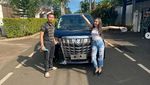 Gaya Pacaran Elina Joerg dan Kekasih, THR Mobil Mewah hingga Plesiran