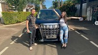 Elina Joerg mengaku mendapatkan mobil mewah dari pacarnya, Ega, sebagai hadiah THR. Dok. Instagram/elinaaaaajoerg