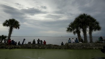 Masyarakat AS yang datang ingin menyaksikan langsung kembalinya astronaut AS ke luar angkasa. Ini adalah peluncuran perdana setelah peluncuran terakhir kali di 2011. Foto: AP/David J. Phillip