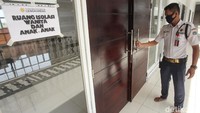 Warga yang diisolasi nantinya tidak dapat keluar area dan dijaga oleh petugas.