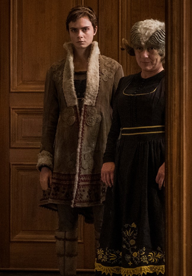 Cara Delevingne harus mengenakan korset setiap hari saat syuting film Carnival Row. Dia mengaku kesulitan bernapas dan bicara karena korset yang sangat ketat. Aku harus pakai korset setiap hari, dan kehilangan suara, katanya, seperti dilansir Net-a-porter. Foto: Istimewa