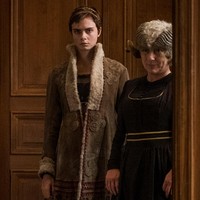 Cara Delevingne harus mengenakan korset setiap hari saat syuting film Carnival Row. Dia mengaku kesulitan bernapas dan bicara karena korset yang sangat ketat. Aku harus pakai korset setiap hari, dan kehilangan suara, katanya, seperti dilansir Net-a-porter. Foto: Istimewa