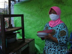 Cerita Eni, Pedagang Kecil Pinggir Rel Dapat Bantuan Modal dari ACT