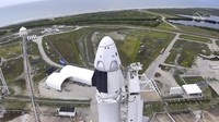 Tidak seperti Soyuz atau Apollo yang terlihat sempit dan penuh tombol rumit, Crew Dragon punya ruang kaki yang lega. Faktanya, ruang Crew Dragon memang lebih luas dengan mampu menampung empat orang sekaligus. Foto: AP Photo