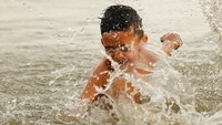 Terkait dengan gelombang panas, sejumlah warga pun memilih bermain air guna mengurangi hawa panas akibat suhu udara yang mengalami kenaikan akibat gelombang panas tersebut. AP Photo/Rajesh Kumar Singh.