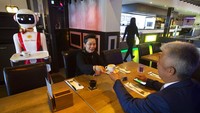 Sebuah restoran di Belanda turut menggunakan robot yang bertugas mengumpulkan piring-piring kotor dari meja para pengunjung sebagai salah satu inovasi untuk tetap bertahan di tengah pandemi COVID-19. AP Photo/Peter Dejong.