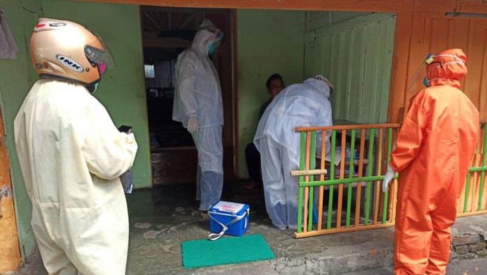 Petugas saat melakukan pemeriksaan terhadap warga di Cacaban, Kota Magelang.