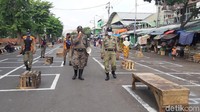 Kepala Pasar Pegirian Koencoro Jatileksono, Kamis (28/5/2020) mengatakan, penerapan psychal distancing dan social distanding di pasar ini adalah menyiapkan lahan sementara bagi pedagang agar berjualan di Jalan Nyamplungan. Di jalan tersebut telah ditandai dengan garis-garis sebagai petak untuk berjualan. 