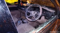 Pada bagian stir mobil nampak cover klakson yang sudah terlepas. Kaca samping bagian sopir mengalami pecah. Dan cukup banyak bekas reruntuhan bangunan yang berserakan pada bagian kabin sopir.