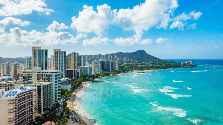 Siap-siap! Hawaii Buka Kembali Juli Mendatang Setelah diterpa kerugian besar akibat pandemi Corona, negara yang terkenal dengan keindahan pantainya ini kembali akan buka untuk turis Juli mendatang.