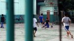 Waduh! di Tengah Pandemi, Anak-anak Ini Bermain Bola Tanpa Masker