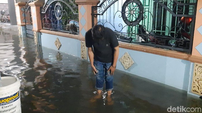 Hujan deras selama enam jam di Surabaya membuat beberapa wilayah tergenang. Di Rungkut, meski hujan sudah reda, namun genangan setinggi sekitar 15 cm masih ada.