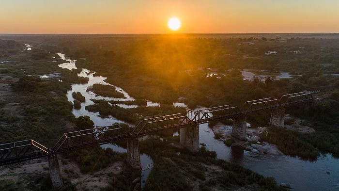 Hotel dari gerbong kereta yang ditaruh permanen di atas jembatan kereta, Taman Nasional Kruger