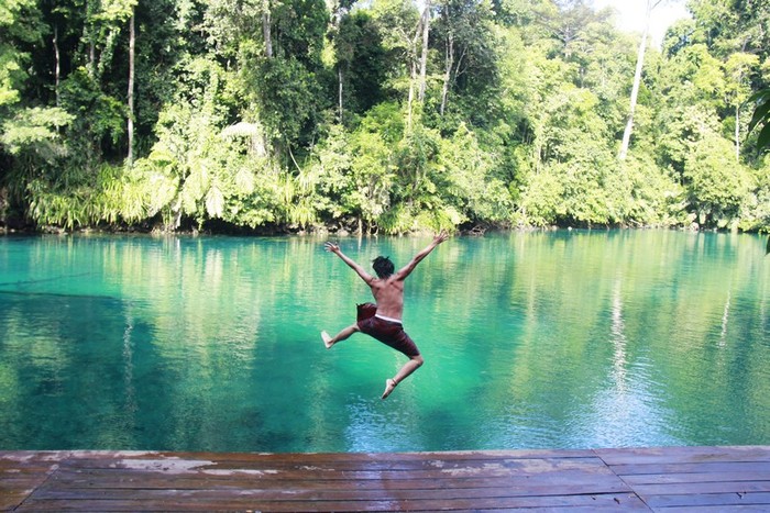 Jika ingin melihat danau yang indah dengan air yang sangat jernih bagaikan cermin, bisa kunjungi danau yang ada di Kalimantan Timur bernama Danau Labuan Cermin.