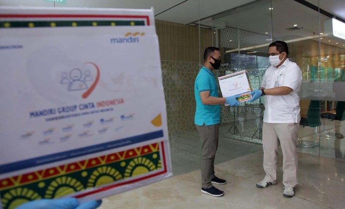 Bantuan untuk Warga Terdampak COVID-19 Mandiri Syariah bersinergi dengan Mandiri Group memberikan donasi Rp 1,82 miliar untuk peduli COVID-19. Ada 2.600 warga terdampak yang menerima bantuan ini.