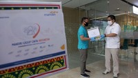 Direktur Mandiri Syariah Anton Sukarna memberikan bantuan kepada perwakilan masyarakat terdampak COVID-19 di Kantor Pusat Mandiri Syariah Jakarta.