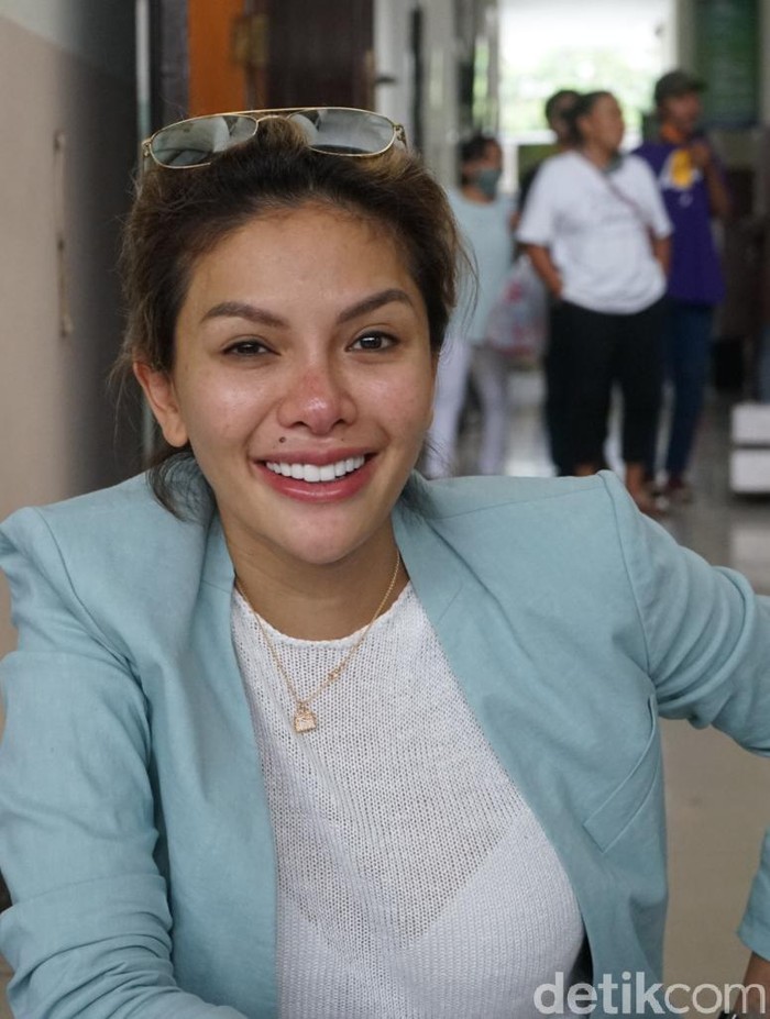Nikita Mirzani Nikita Mirzani saat ditemui di Pengadilan Negeri Jakarta Selatan.