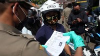 Mereka diwajibkan menunjukkan SKIM atau Surat Ijin Keluar Masuk Jakarta.