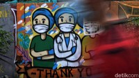 Mural itu mengajak untuk memutus mata rantai penyebaran COVID-19 dengan berada di rumah dan menjalani protokol kesehatan.
