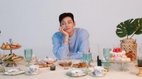 Tak hanya photoshoot dengan gaya maskulin saja, Ji Chang Wook juga bisa berpose manis. Tak kalah manis kan dengan deretas dessert di atas meja? Ada kue stroberi, macaron, croissant, dan lainnya. Foto: Istimewa
