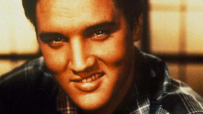 739832 044629 45: Singer Elvis Presley poses for a studio portrait. (Photo by Liaison)