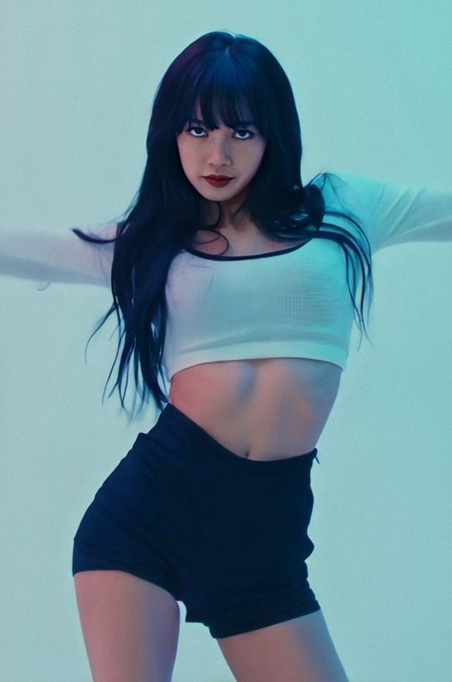 Dalam sebuah video terbaru, Lisa pun mengenakan kaus crop top dan celana pendek. Simpel tapi menunjang penampilan dance-nya yang enerjik dan sensual. Foto: YouTube
