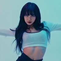 Dalam sebuah video terbaru, Lisa pun mengenakan kaus crop top dan celana pendek. Simpel tapi menunjang penampilan dance-nya yang enerjik dan sensual. Foto: YouTube